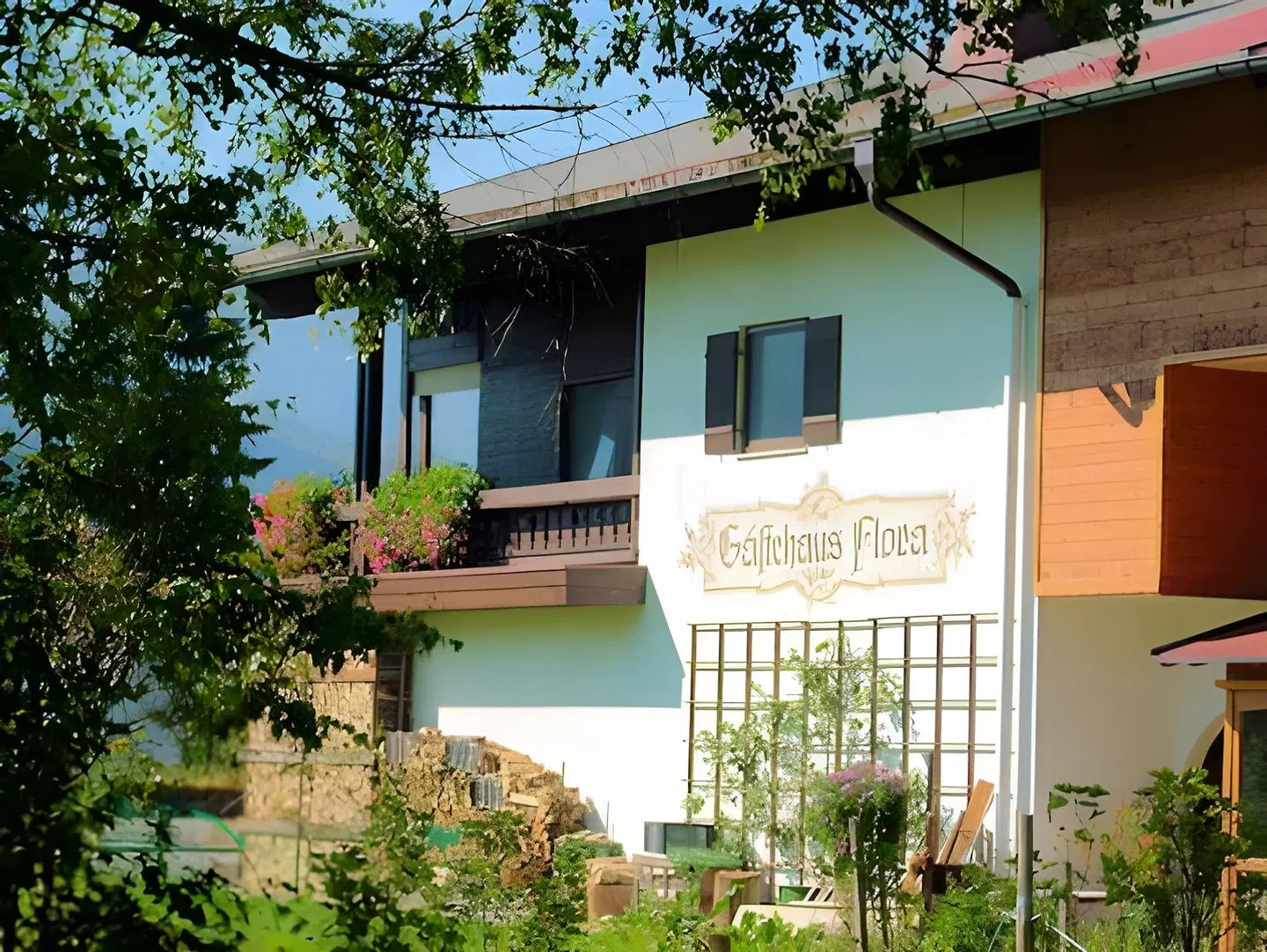 Flora EXTERIOR