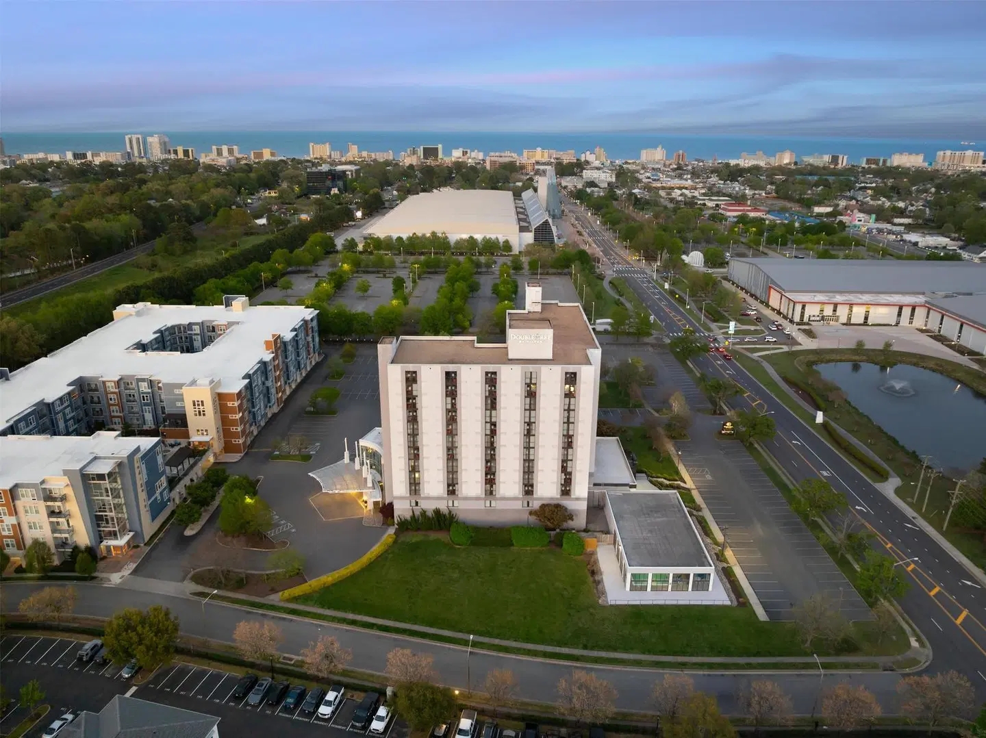 DoubleTree by Hilton Virginia Beach EXTERIOR