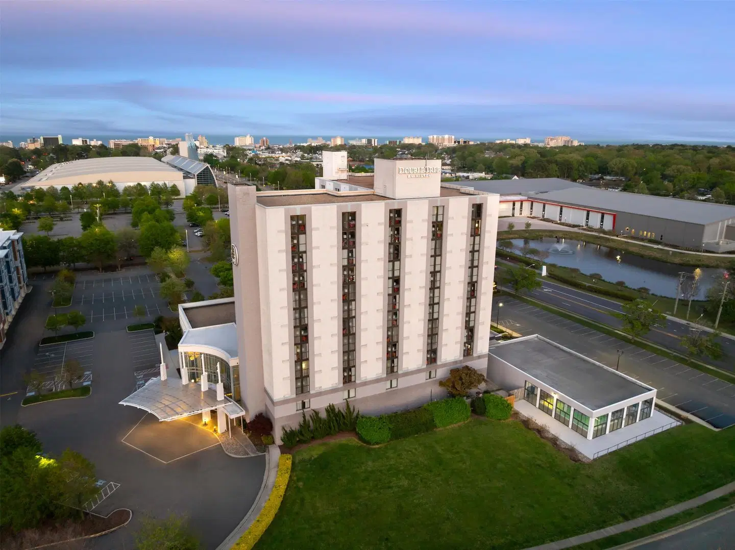 DoubleTree by Hilton Virginia Beach EXTERIOR