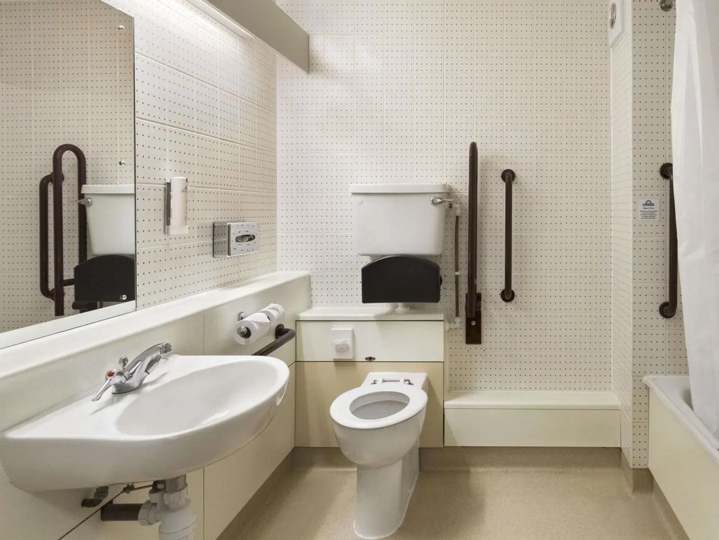 Days Inn by Wyndham London Stansted Airport Badezimmer