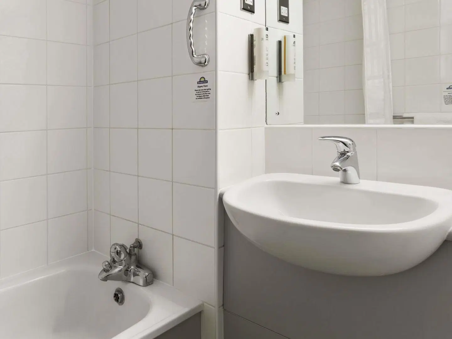 Days Inn by Wyndham London Stansted Airport Badezimmer