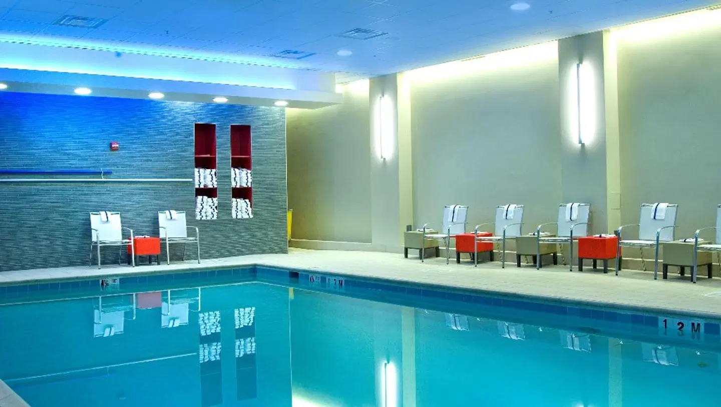 Embassy Suites by Hilton Alexandria Old Town Hallenbad
