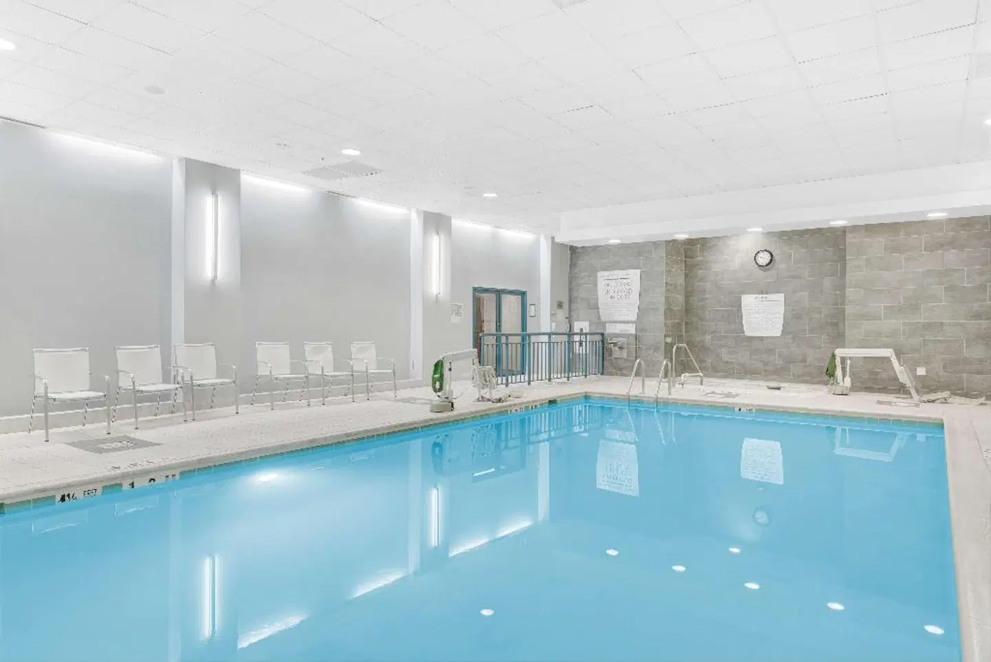 Embassy Suites by Hilton Alexandria Old Town Hallenbad