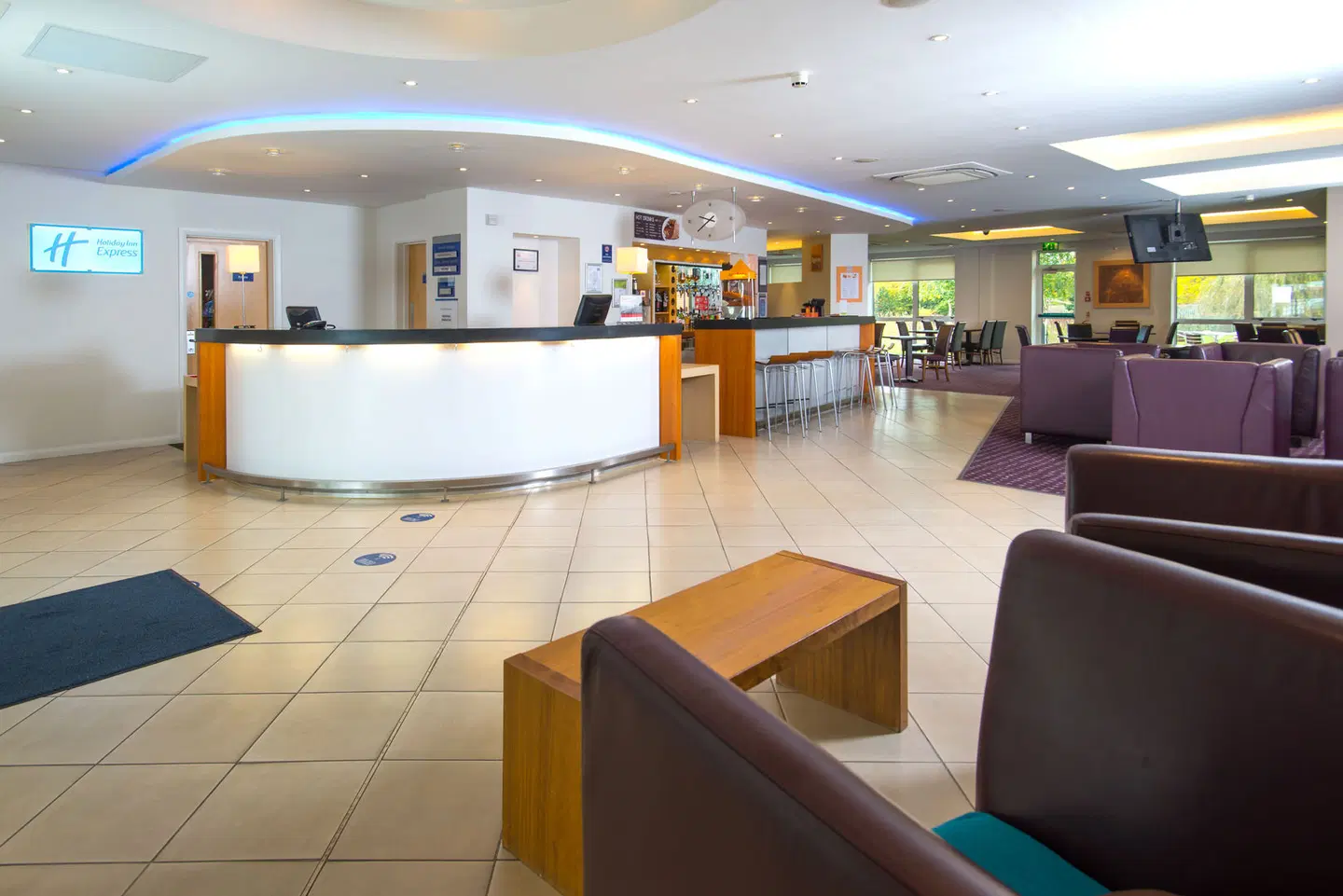 Holiday Inn Express Bedford by IHG Bar