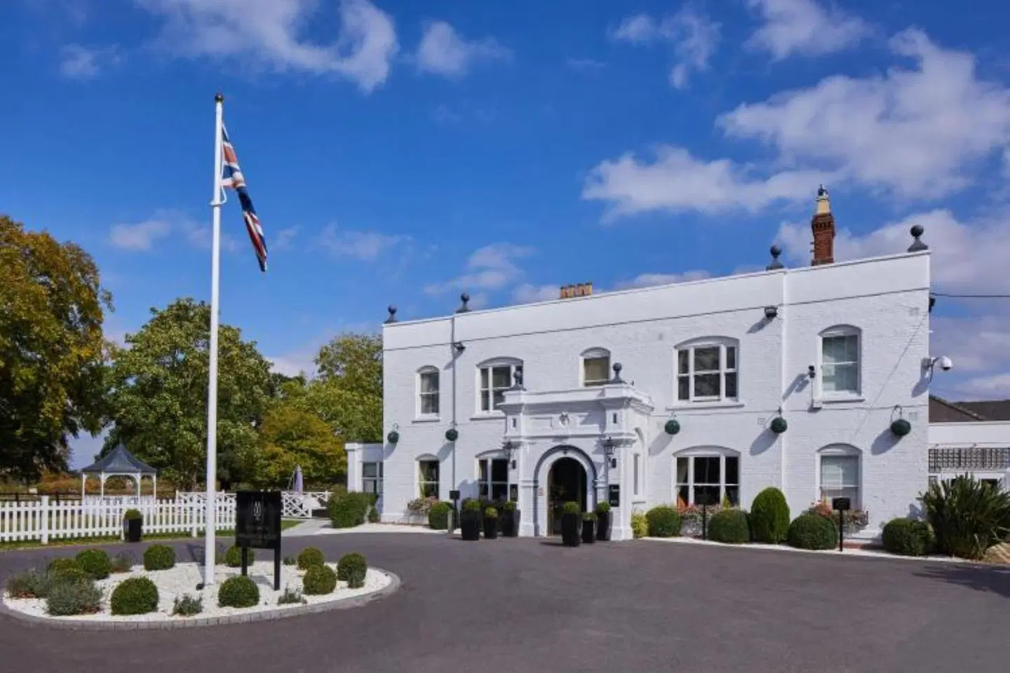 Woughton House Hotel EXTERIOR