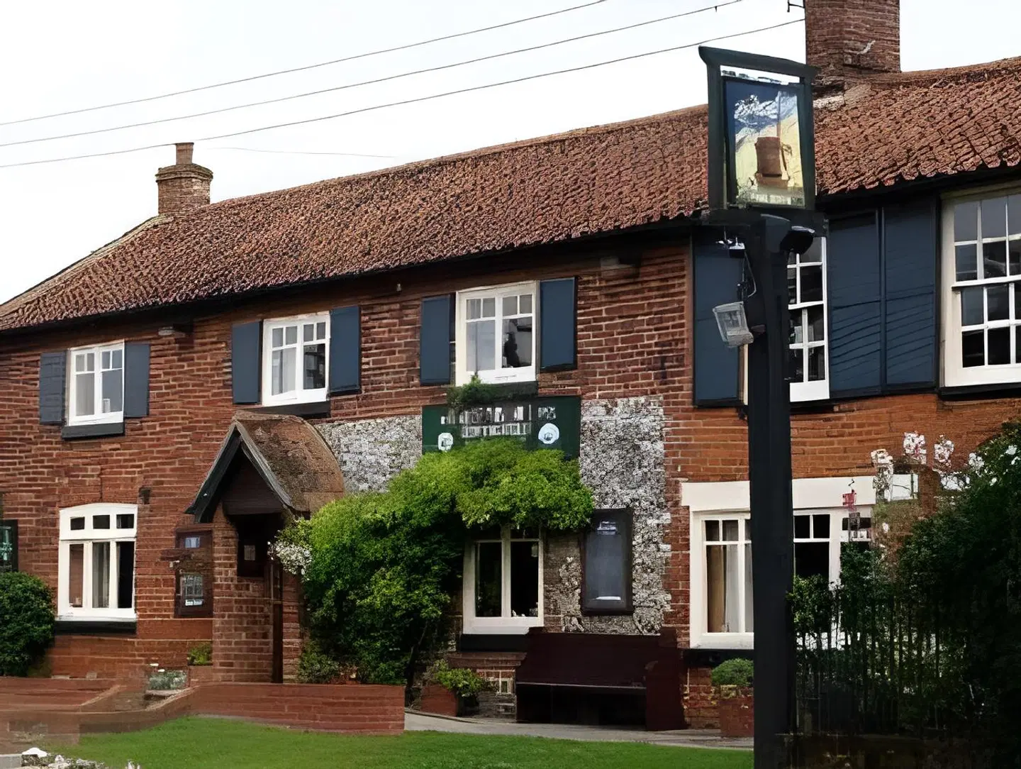 The Olde Windmill Inn EXTERIOR
