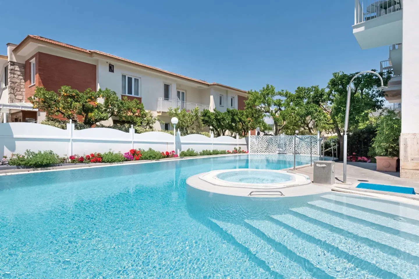 La Pergola OUTDOOR_POOL