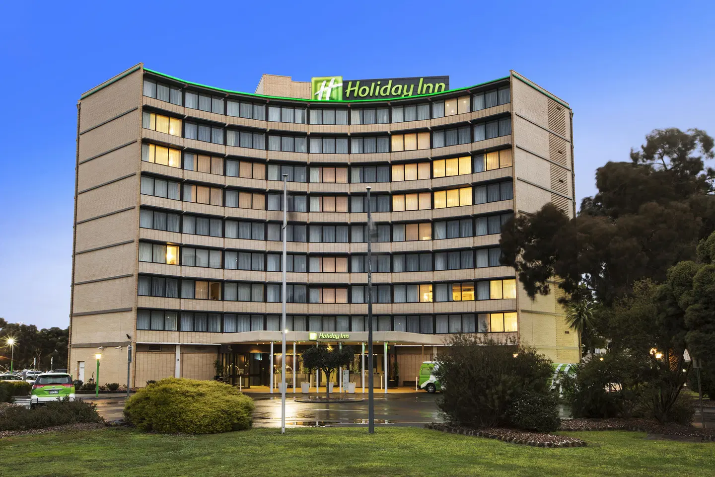 Holiday Inn Melbourne Airport EXTERIOR