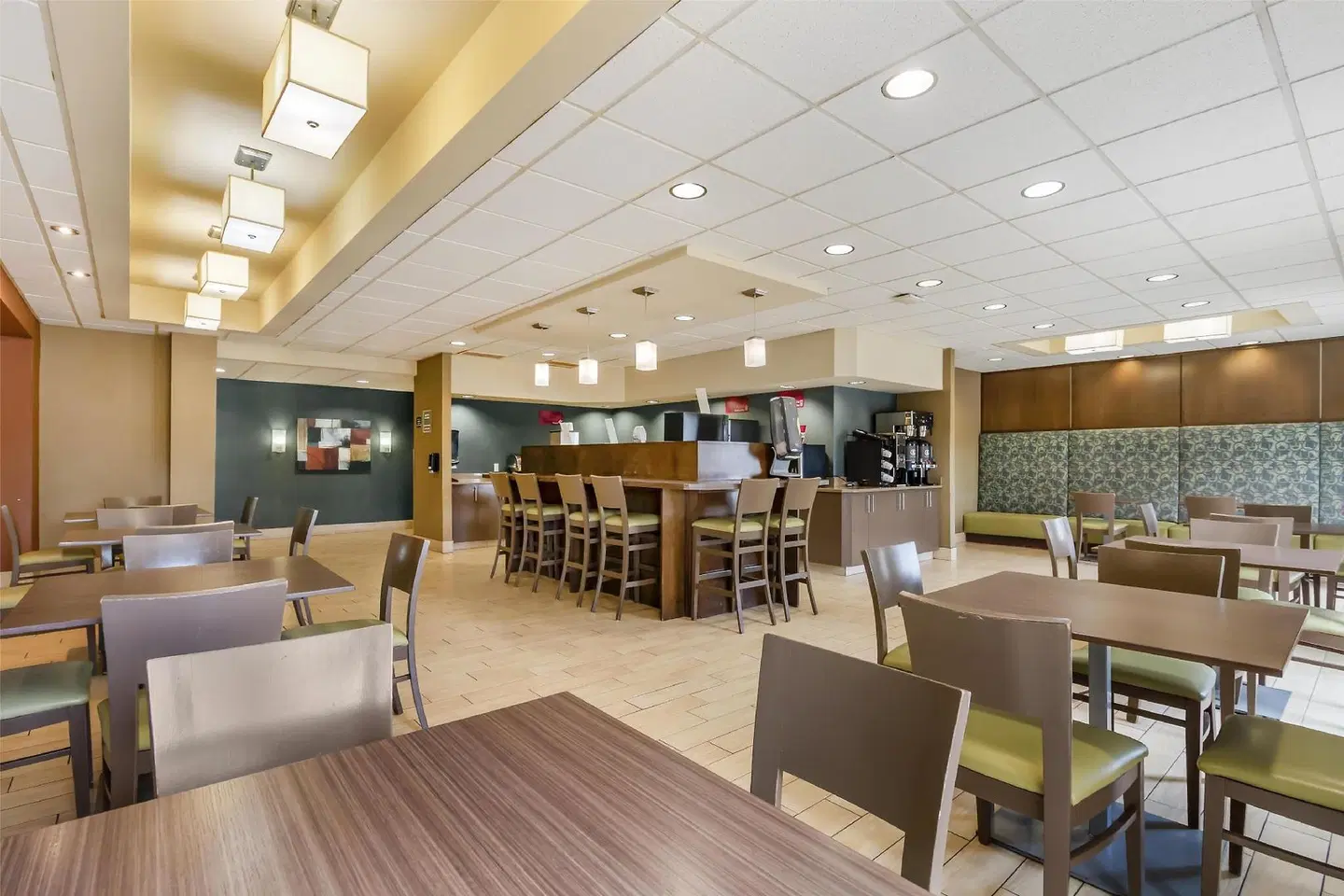 Best Western Plus Winnipeg West Bar