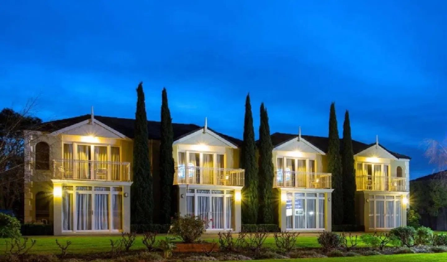 Best Western Colonial Village Motel EXTERIOR