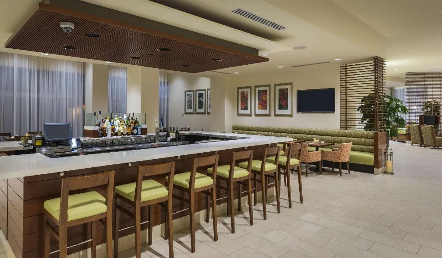 Hilton Garden Inn Alexandria Old Town National Harbor Bar