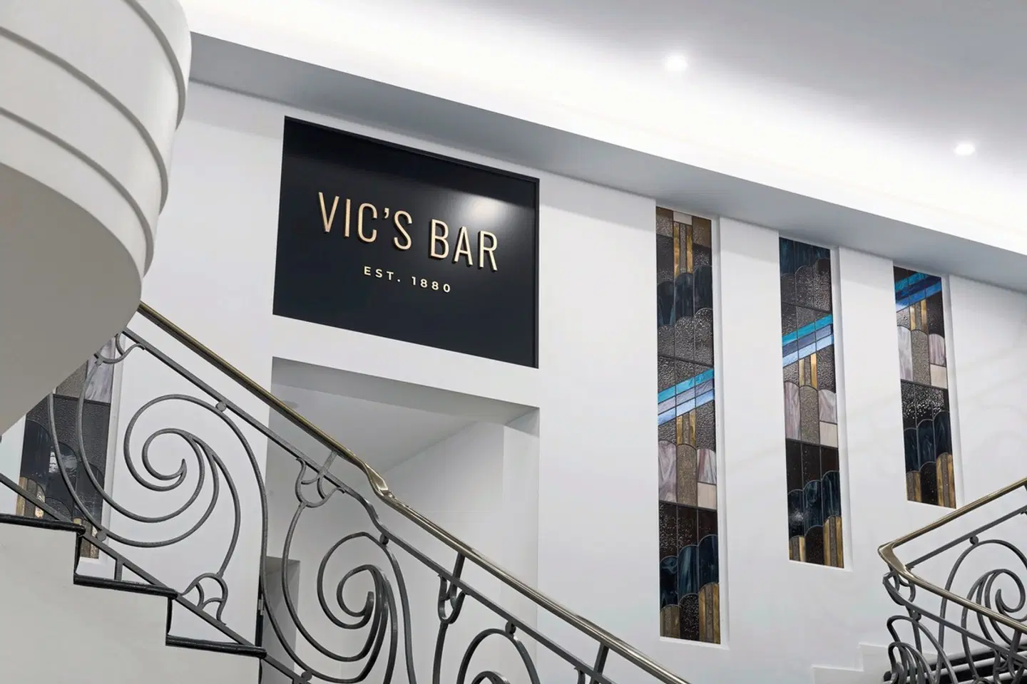 The Victoria Hotel Melbourne EXTERIOR