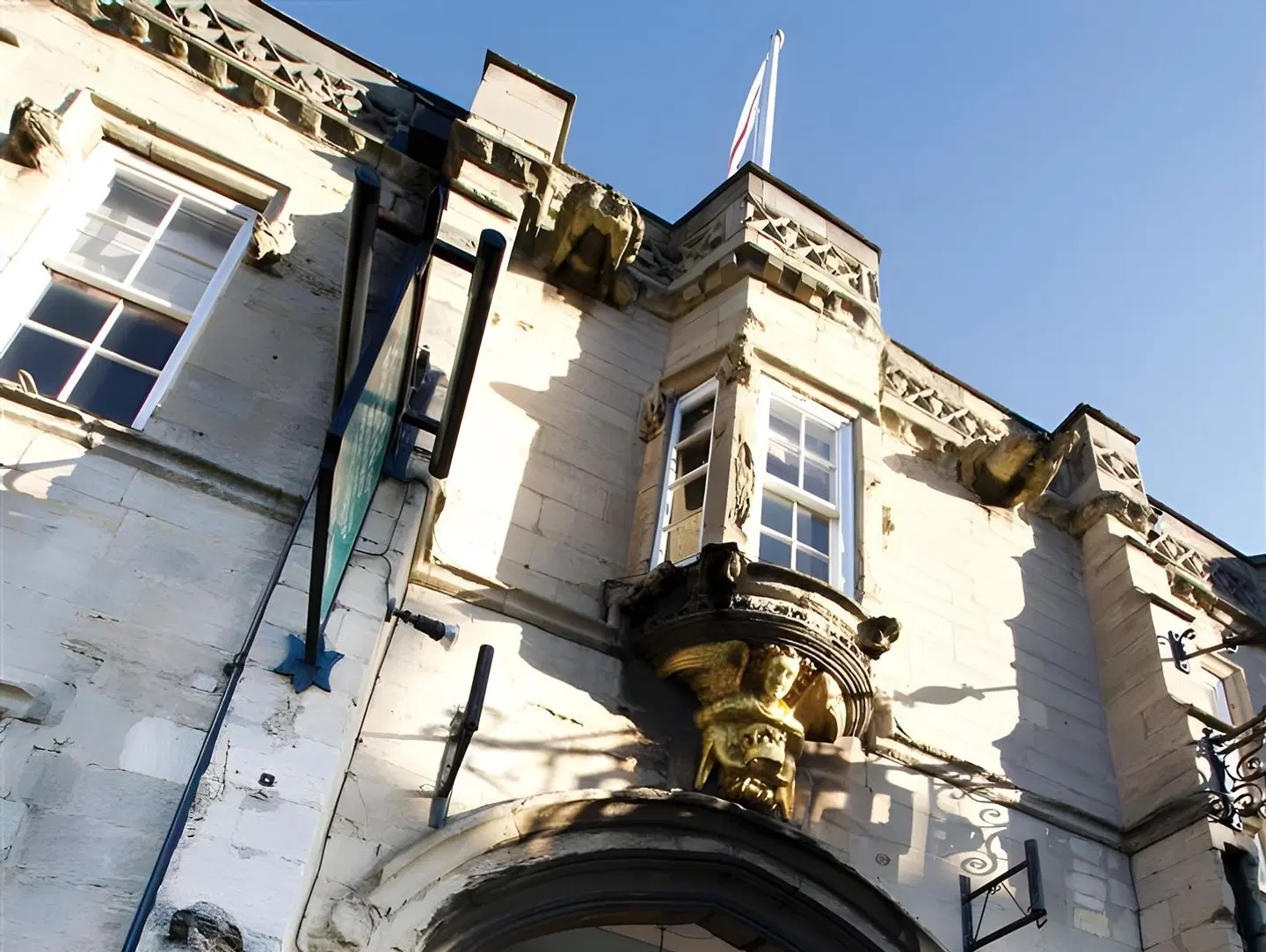 Angel & Royal EXTERIOR