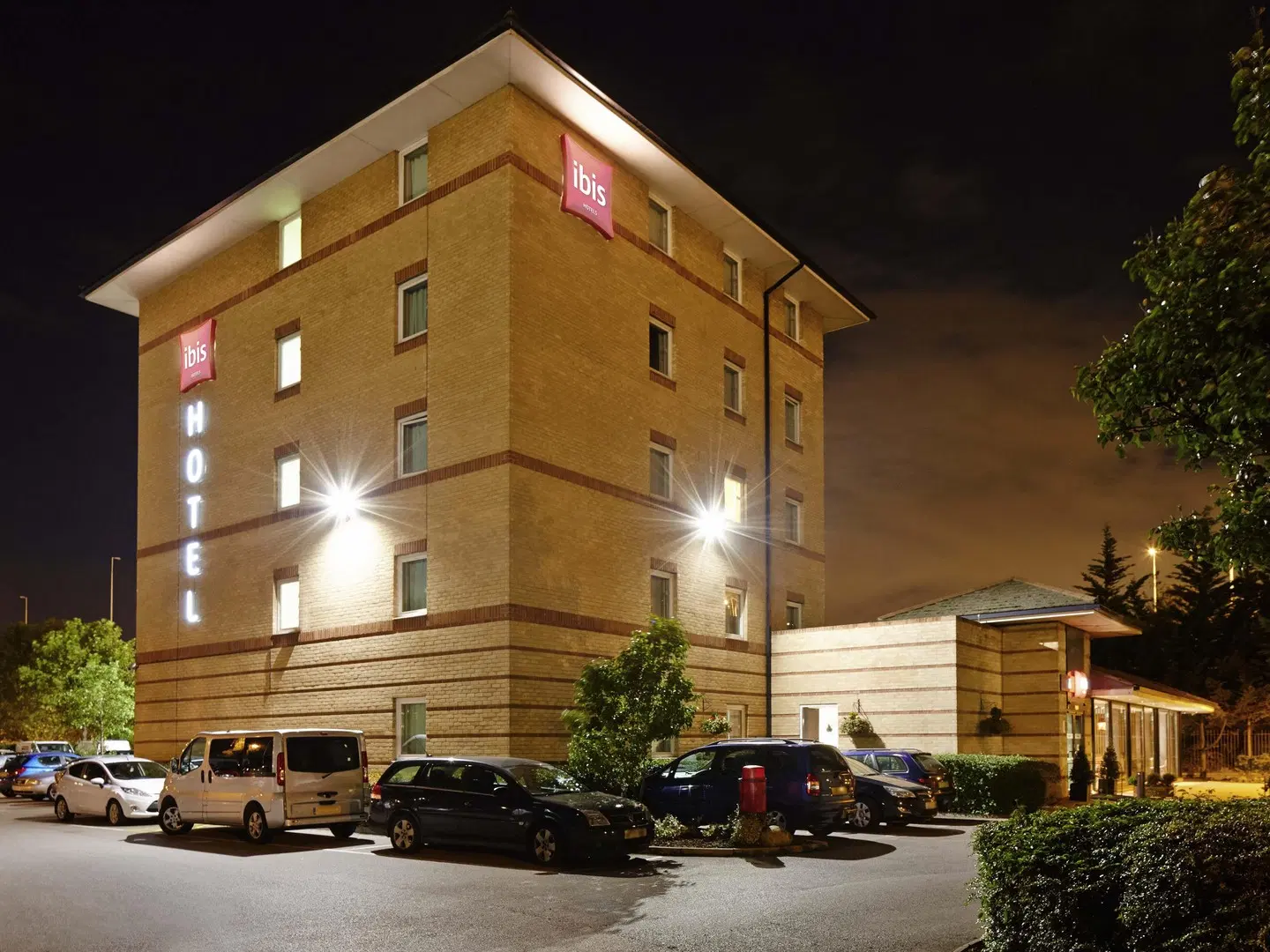 ibis London Thurrock M25 EXTERIOR