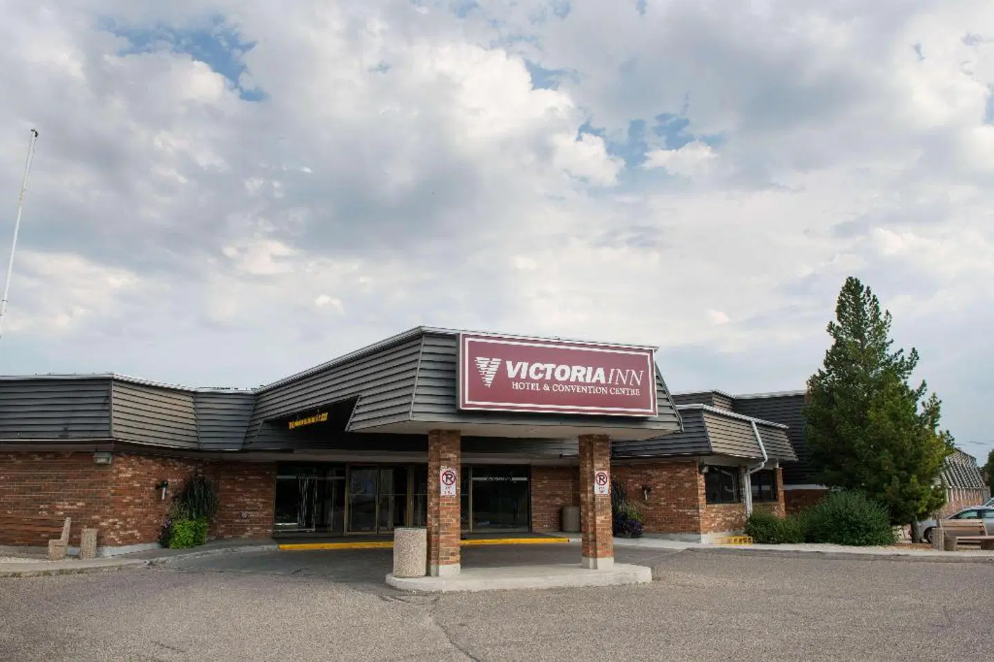 Victoria Inn Hotel & Convention Centre Brandon EXTERIOR