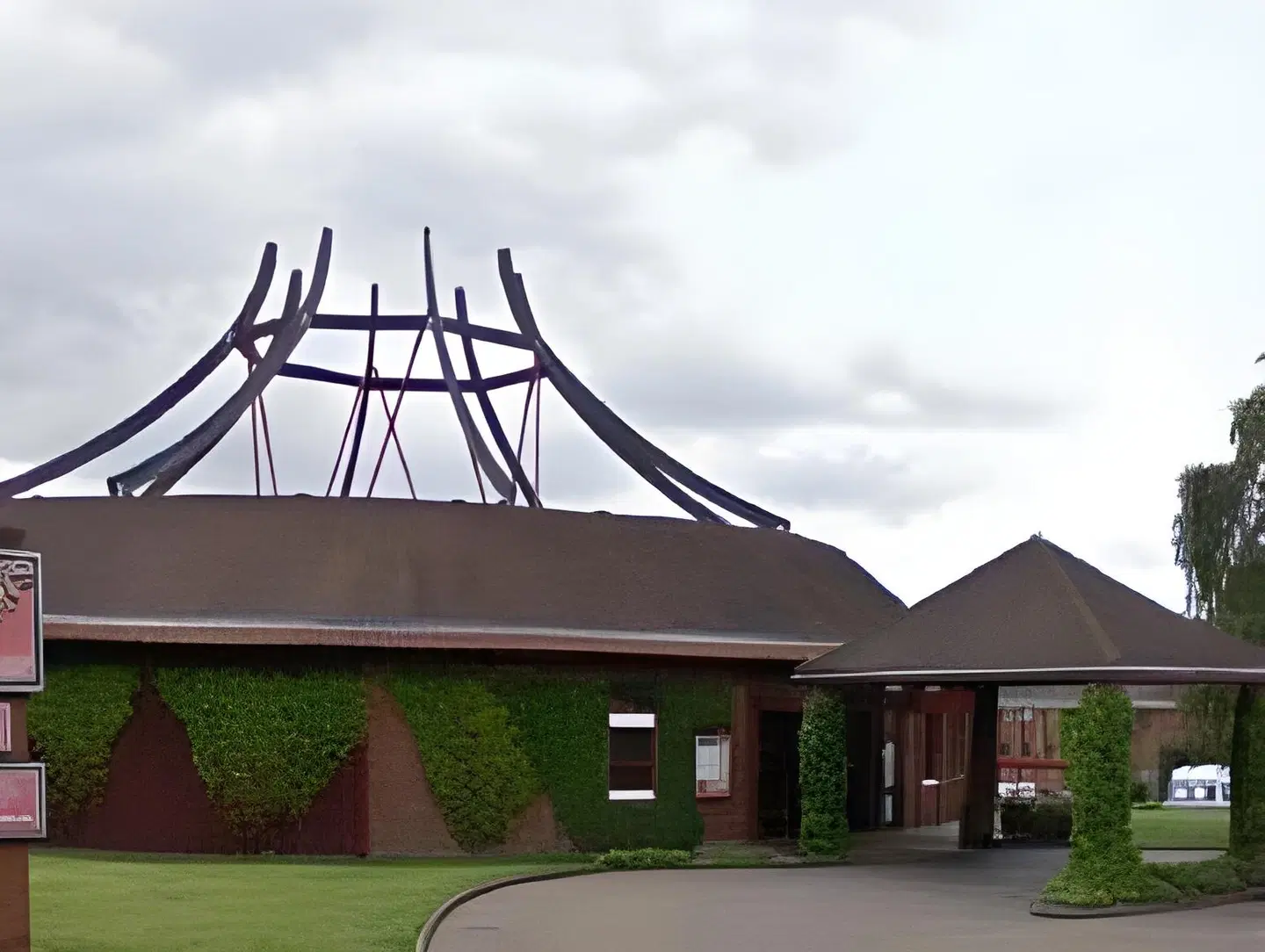 Damon's Motel EXTERIOR