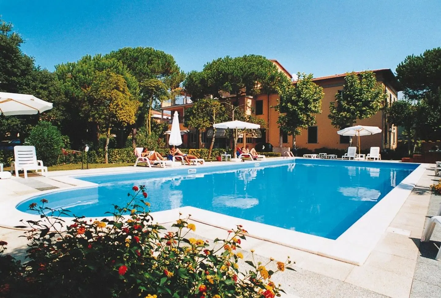 Apuana OUTDOOR_POOL