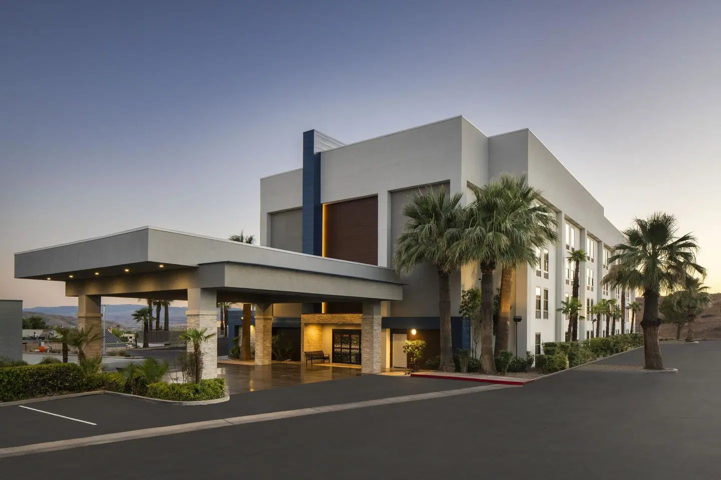 Hampton Inn St. George EXTERIOR