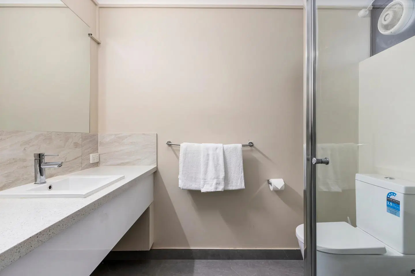 Knox International Hotel and Apartments Badezimmer