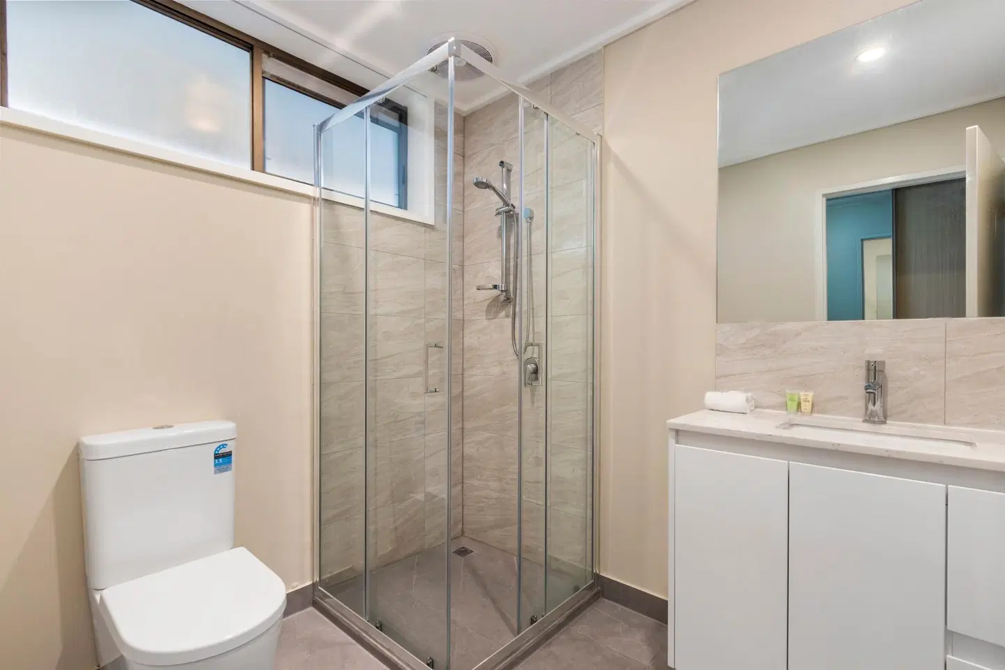 Knox International Hotel and Apartments Badezimmer