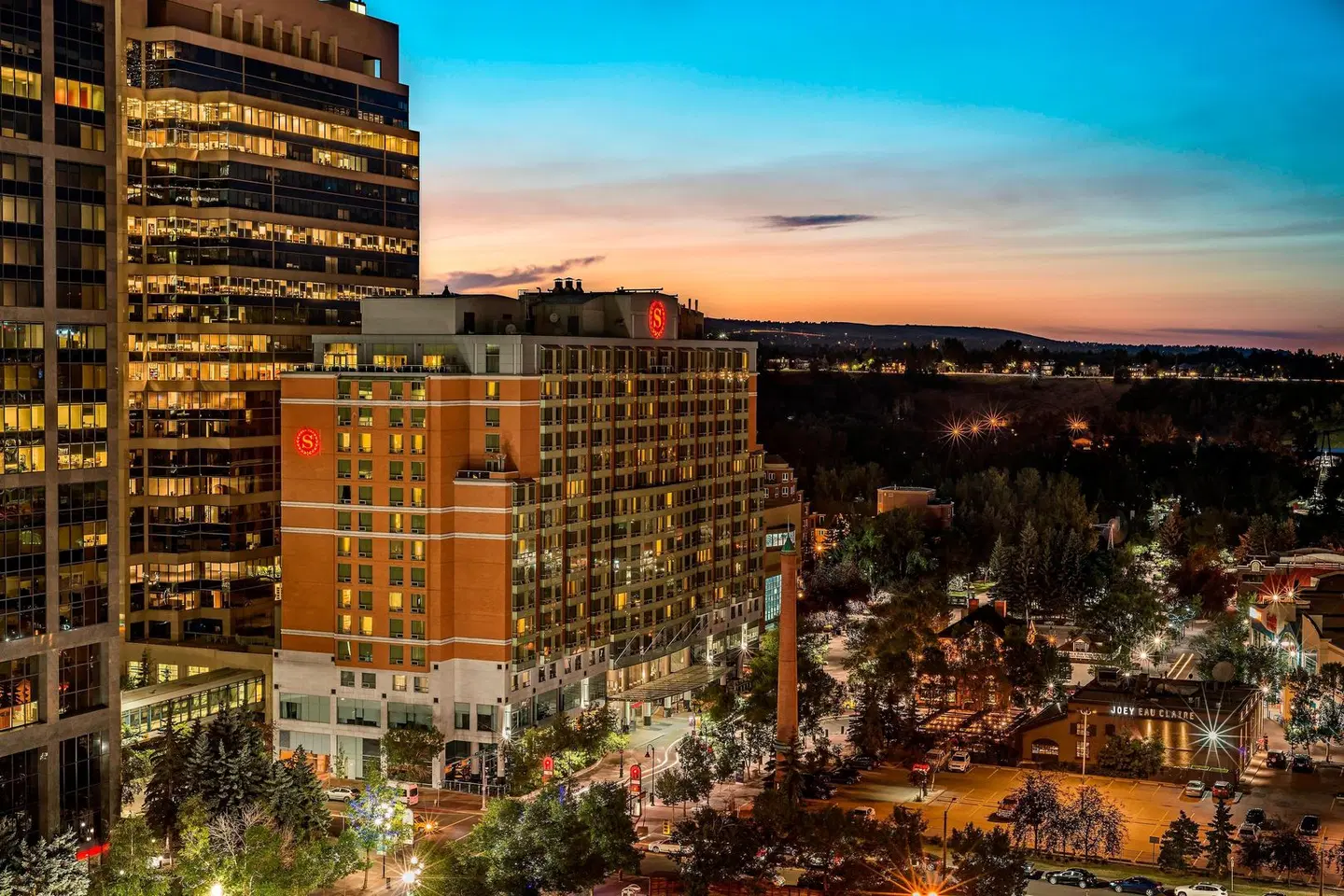 Sheraton Suites Calgary Eau Claire EXTERIOR
