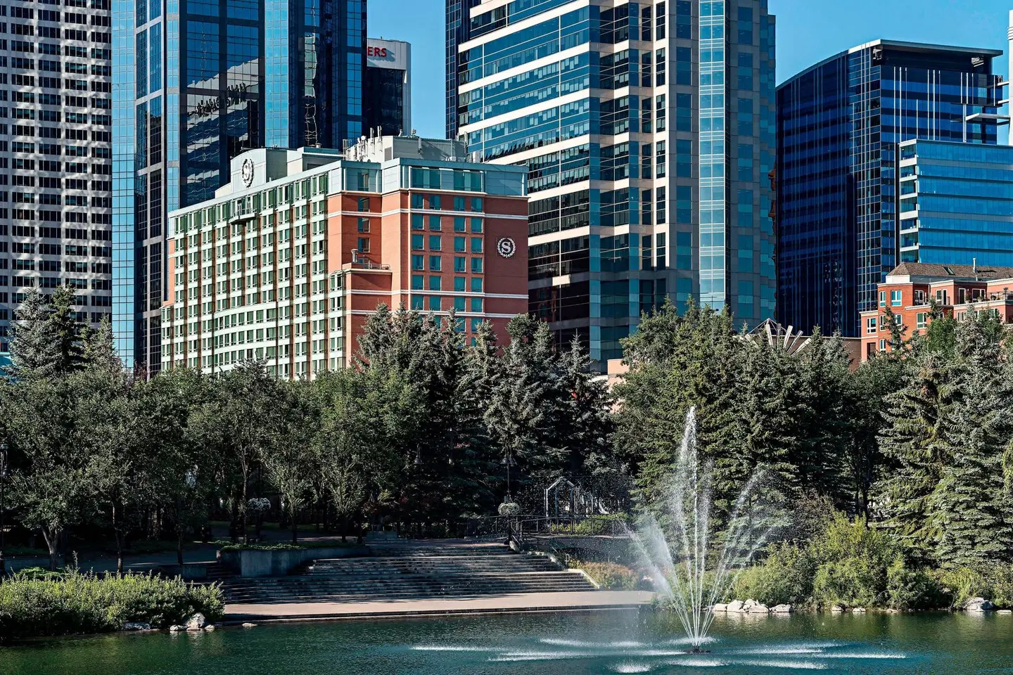 Sheraton Suites Calgary Eau Claire EXTERIOR