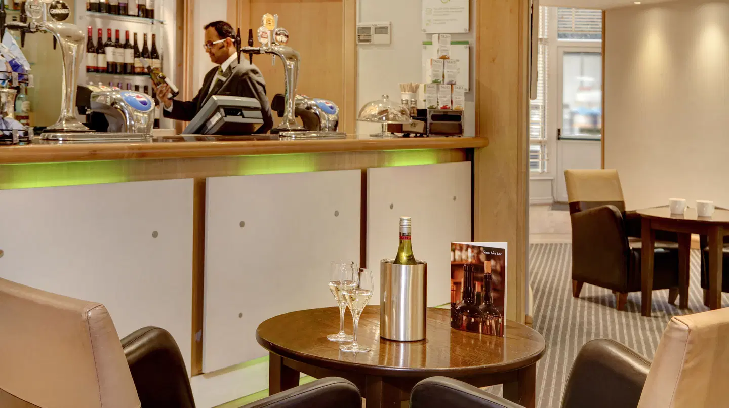 Holiday Inn Basingstoke by IHG LOUNGE_LOBBY