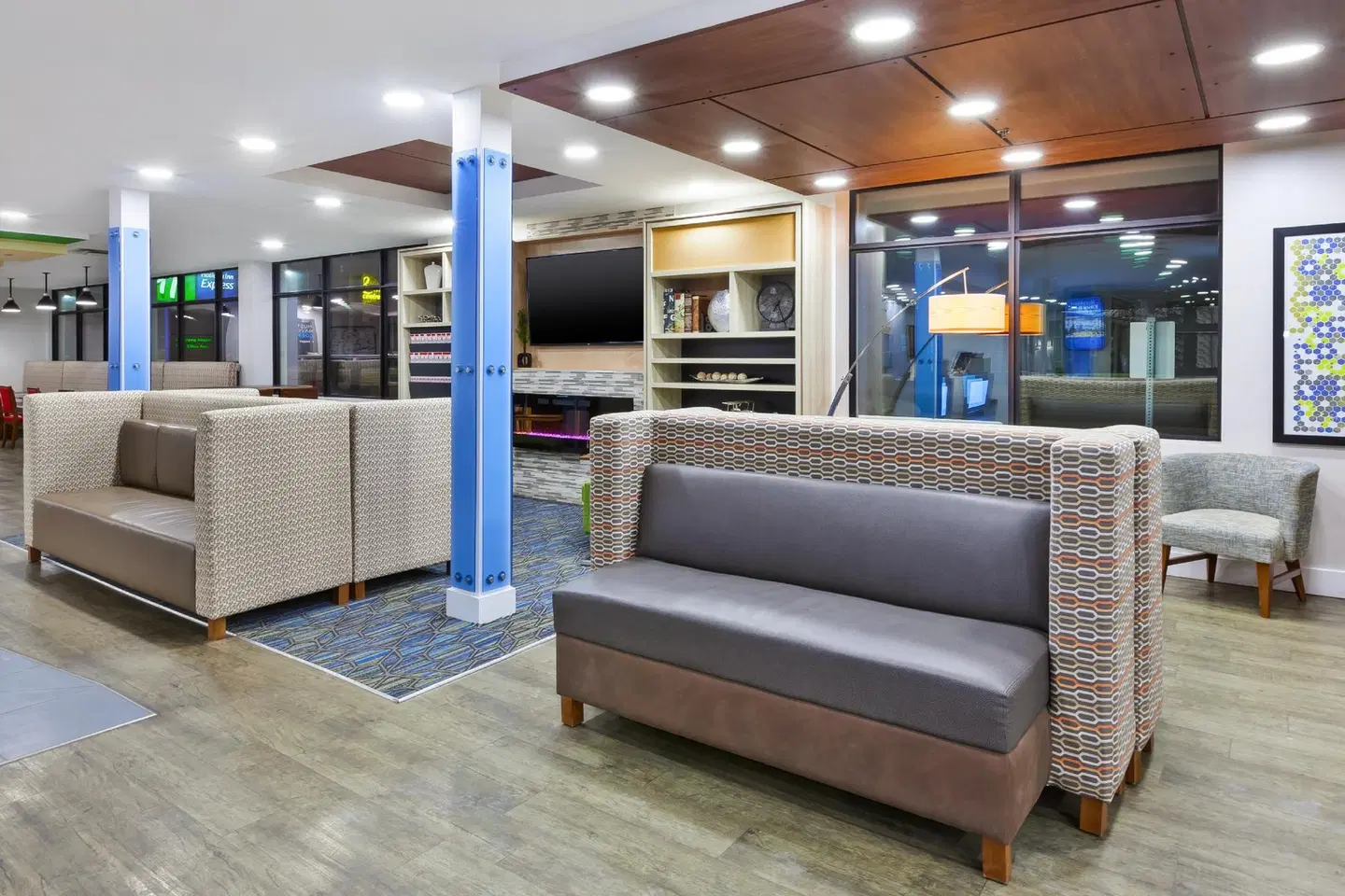 Holiday Inn Express Winnipeg Airport - Polo Park by IHG LOUNGE_LOBBY