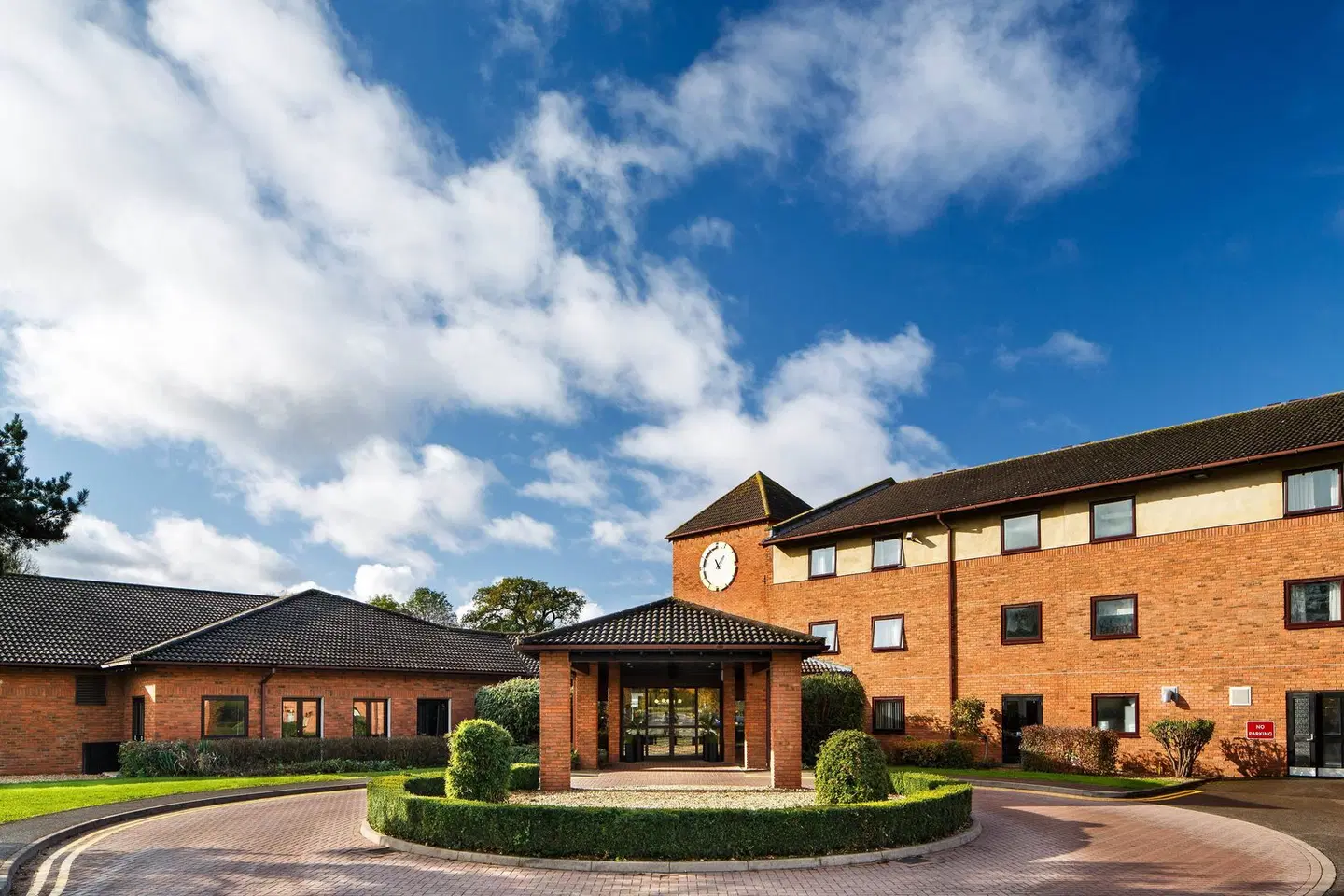 Delta Hotels by Marriott Milton Keynes EXTERIOR