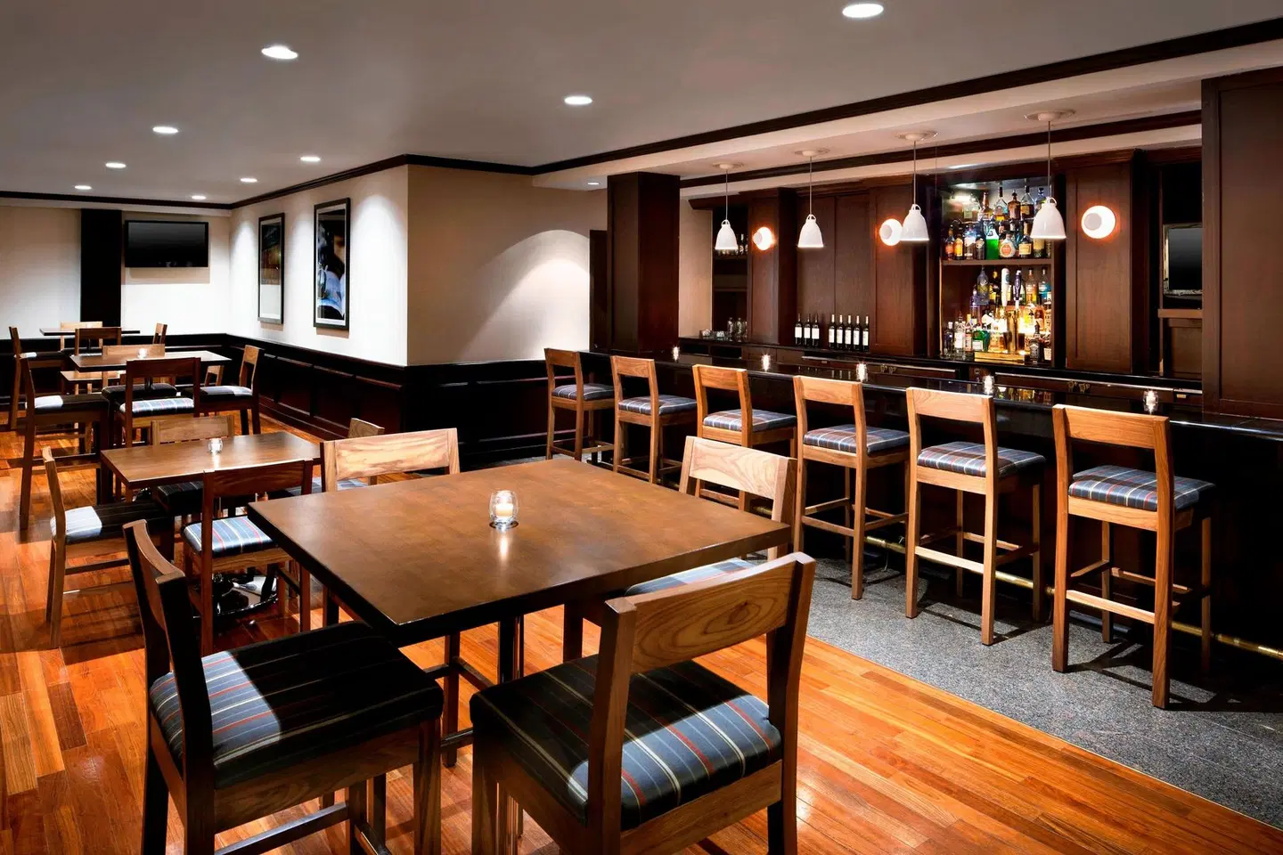 Four Points by Sheraton Richmond Airport Bar