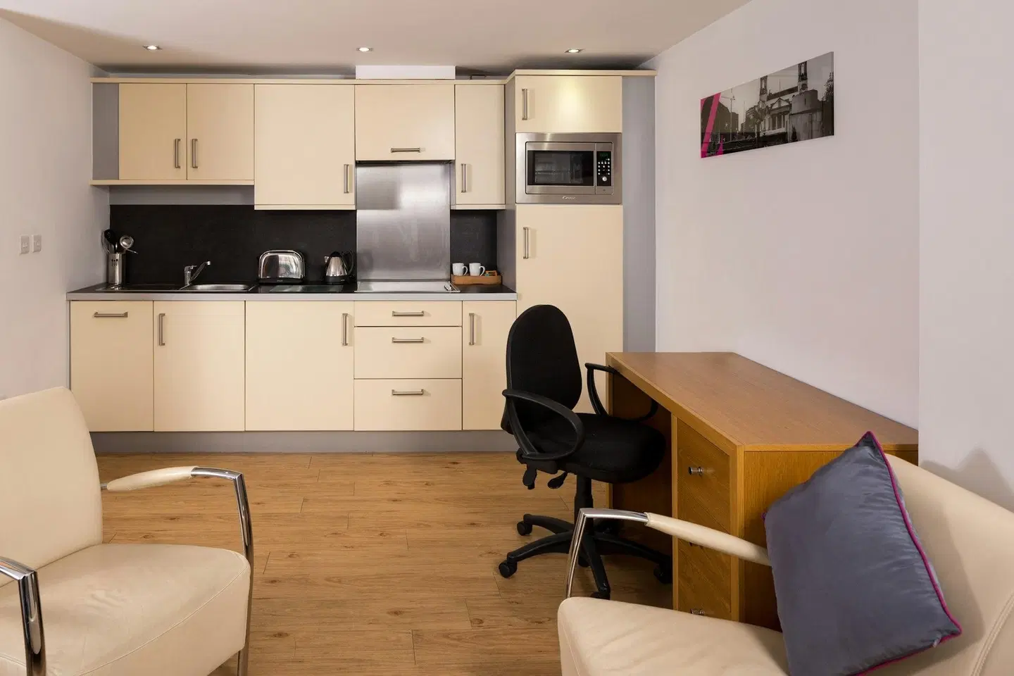 Roomzzz - Leeds City West Bar