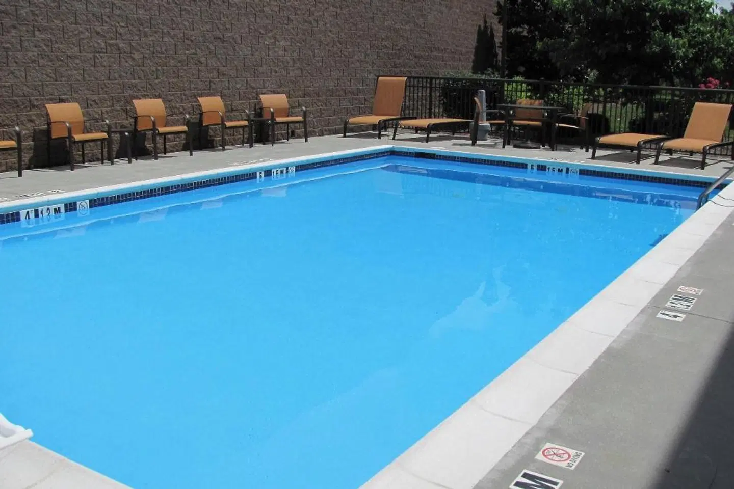 Courtyard by Marriott Danville OUTDOOR_POOL