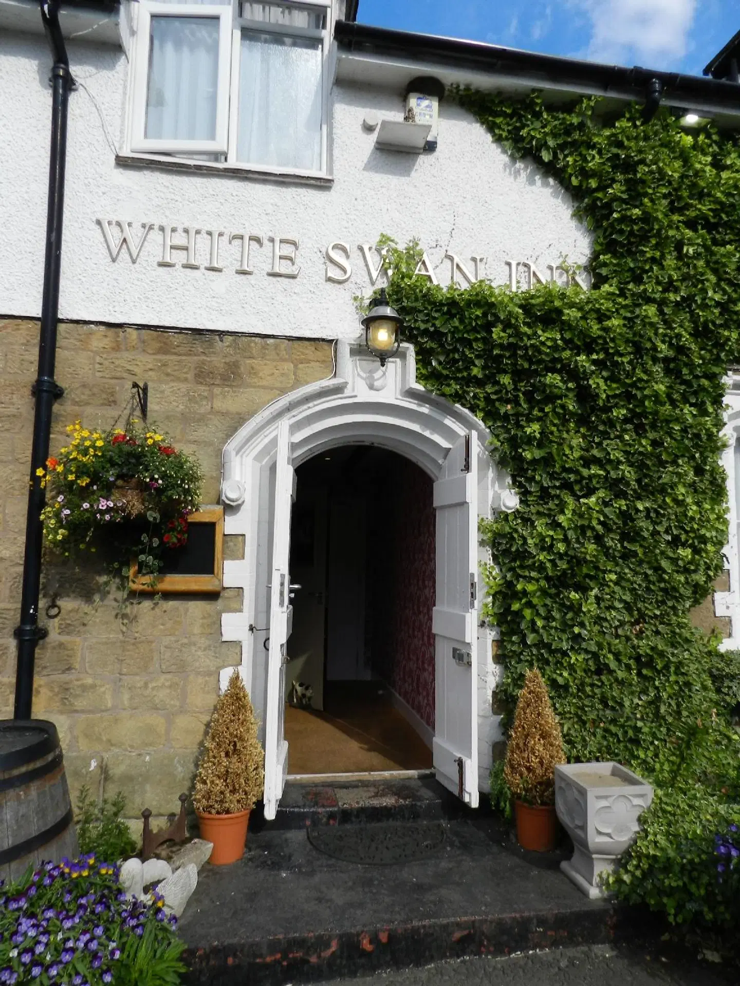 White Swan Inn EXTERIOR