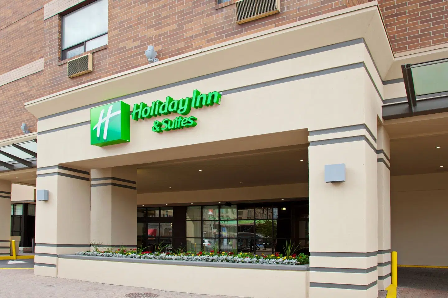 Holiday Inn & Suites Winnipeg Downtown EXTERIOR