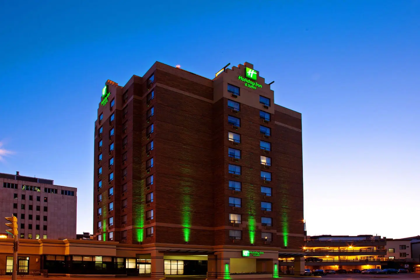 Holiday Inn & Suites Winnipeg Downtown EXTERIOR
