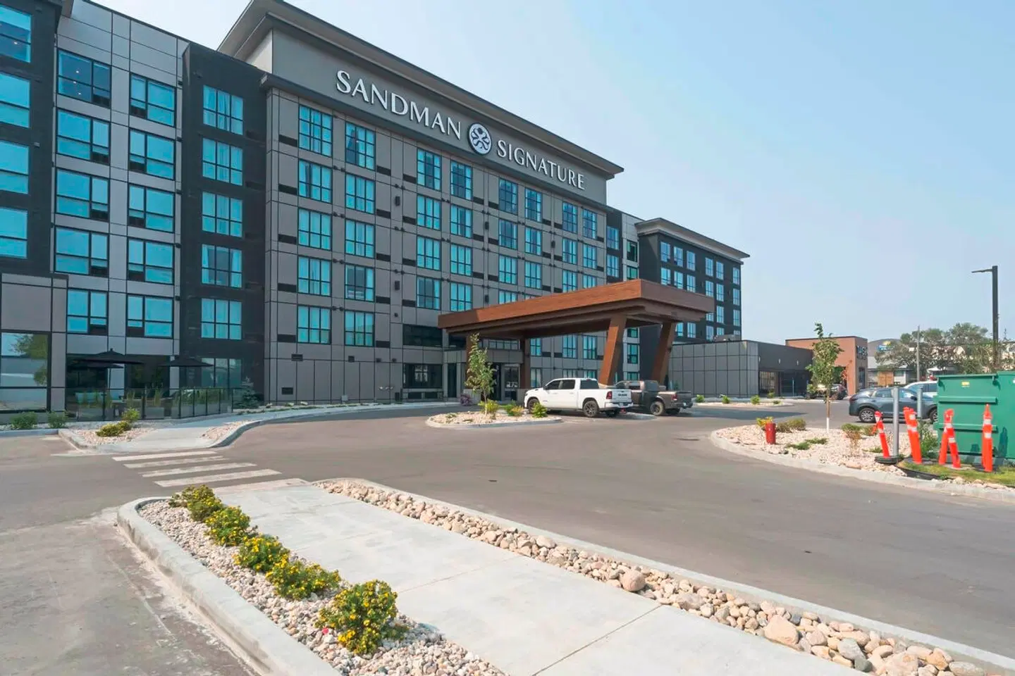 Sandman Signature Winnipeg Airport Hotel & Suites EXTERIOR