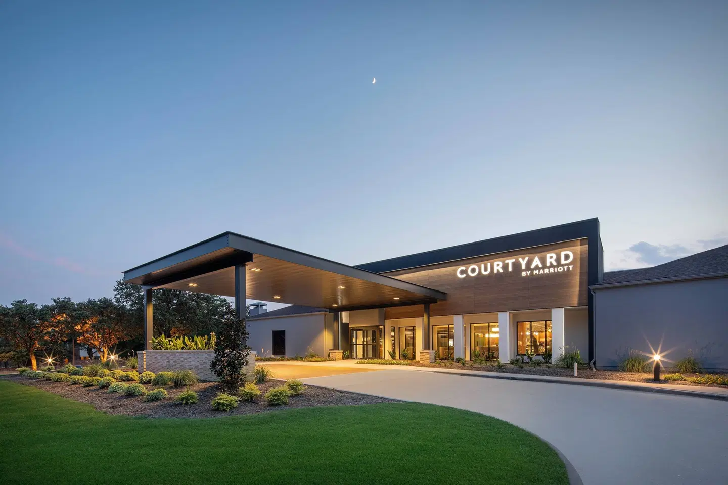 Courtyard by Marriott Dallas Addison/Midway EXTERIOR