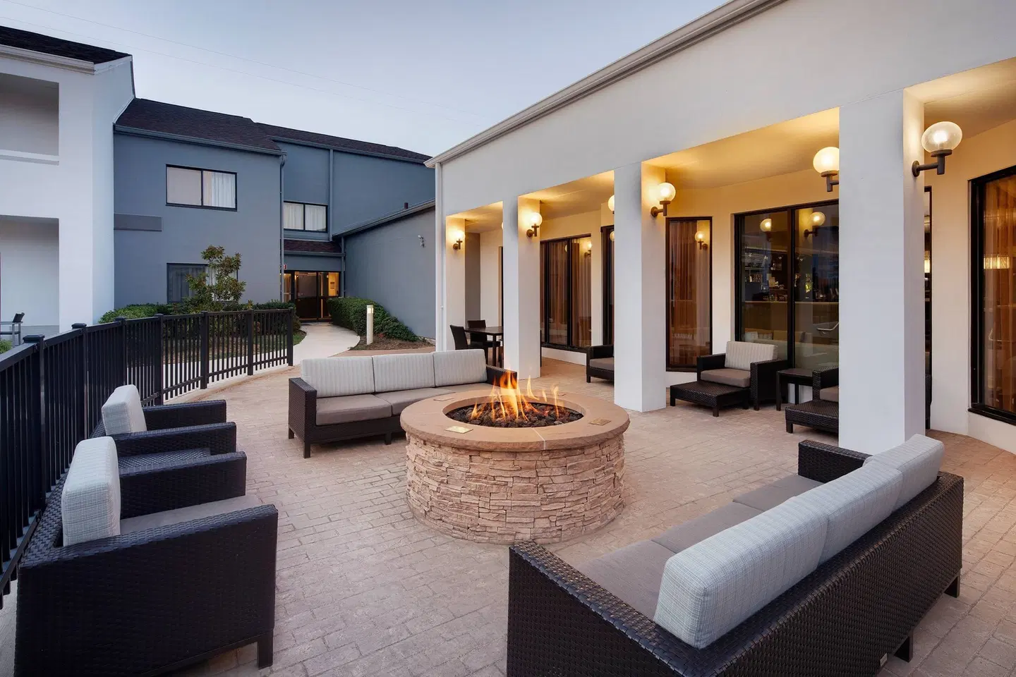 Courtyard by Marriott Dallas Addison/Midway Terrasse