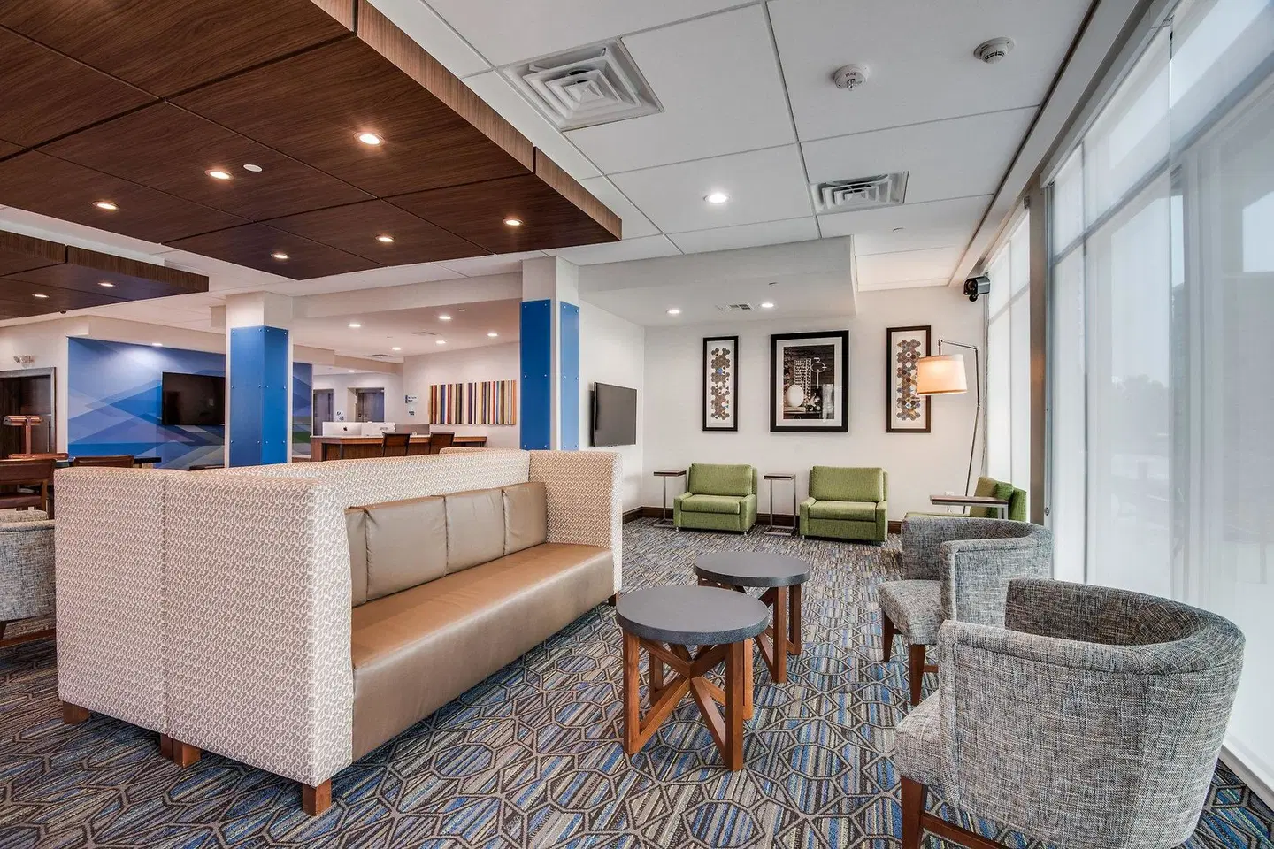 Holiday Inn Express & Suites Dallas North - Addison by IHG Bar