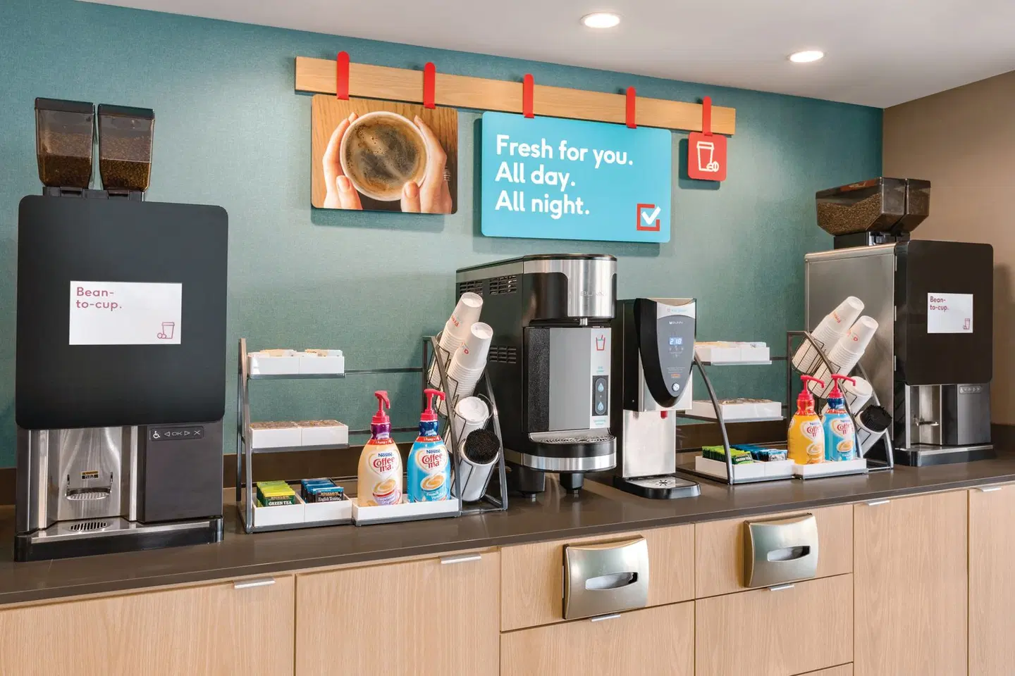 avid hotel Plano North by IHG Bar