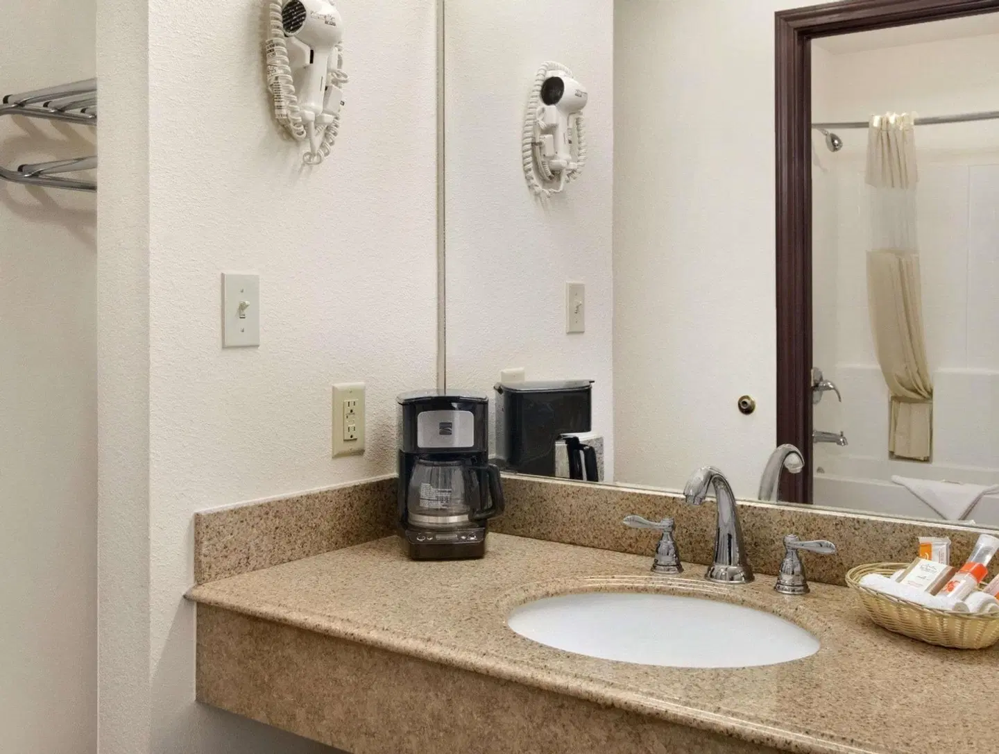 Howard Johnson by Wyndham Lubbock TX Badezimmer