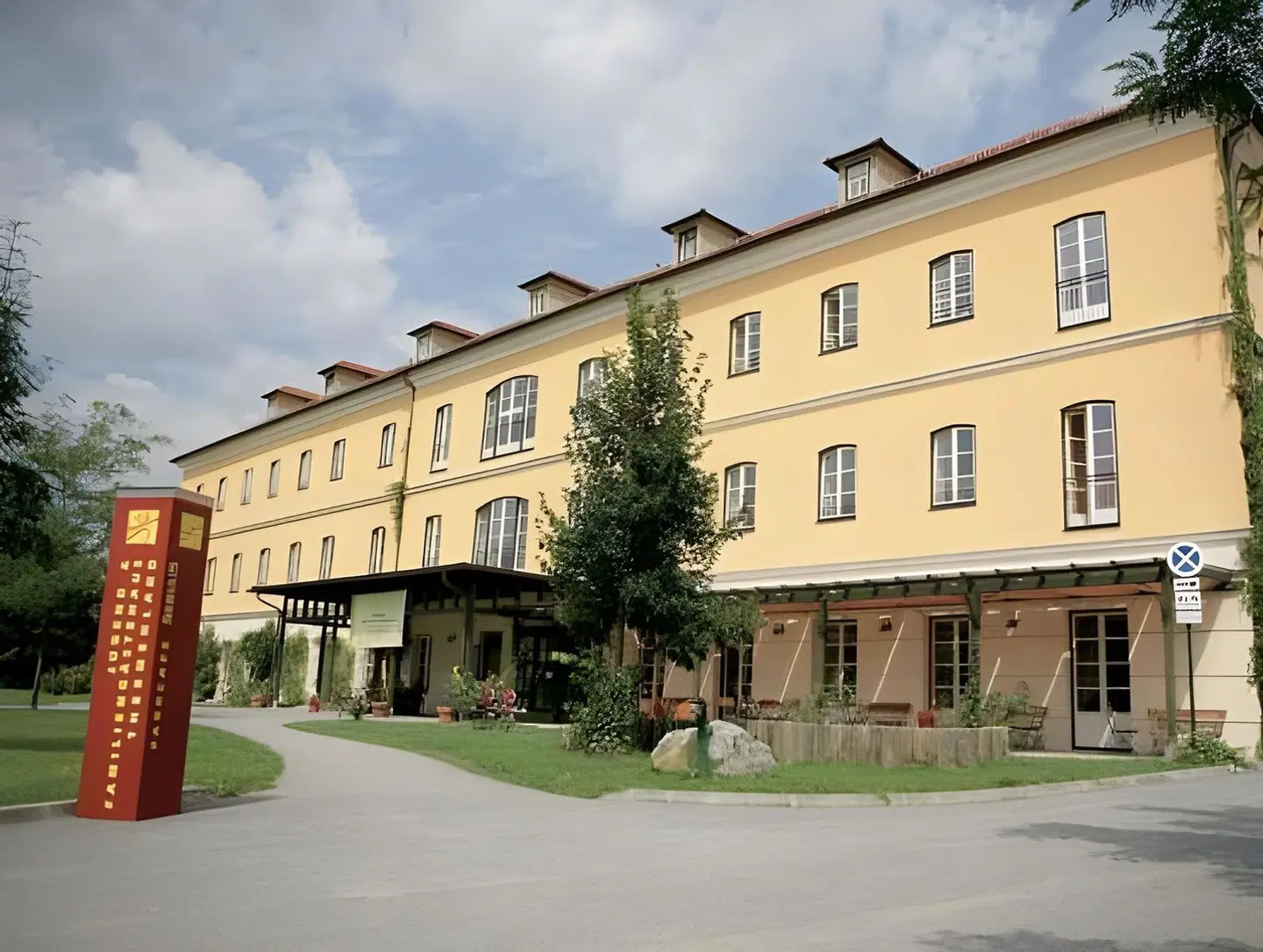 JUFA Hotel Fürstenfeld EXTERIOR