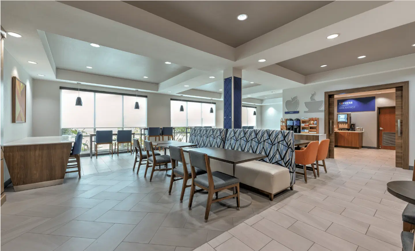Holiday Inn Express & Suites Athens by IHG Bar
