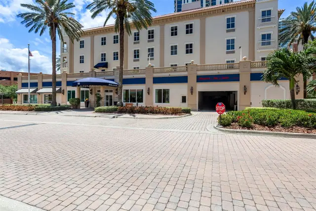 Hampton Inn & Suites St. Petersburg/Downtown EXTERIOR