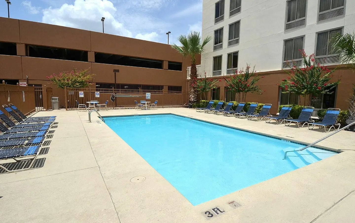 Red Roof PLUS San Antonio Downtown OUTDOOR_POOL