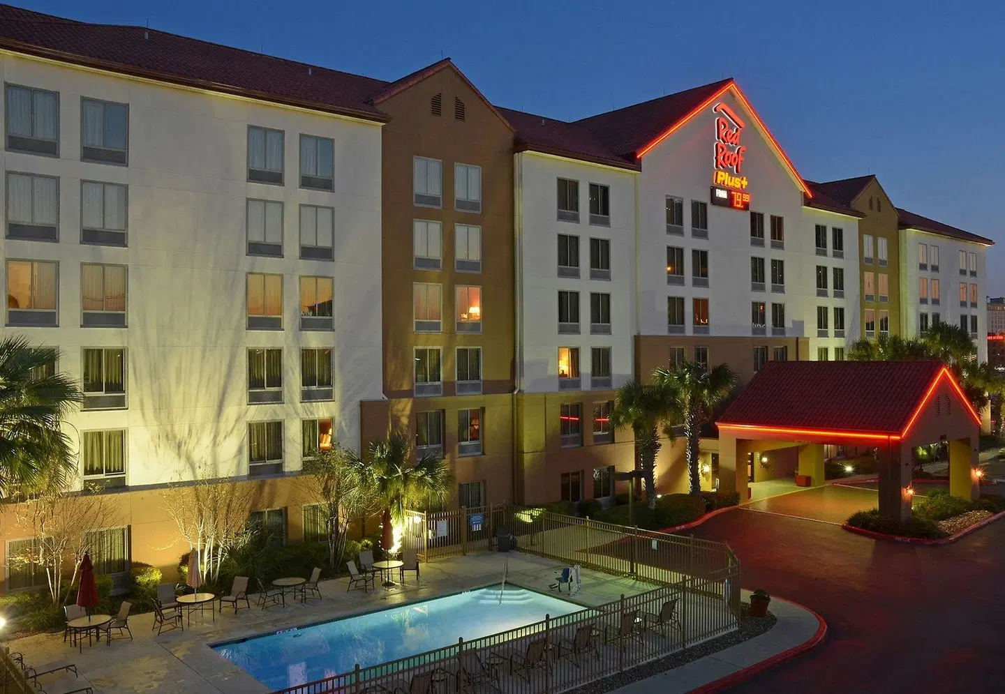 Red Roof PLUS San Antonio Downtown EXTERIOR