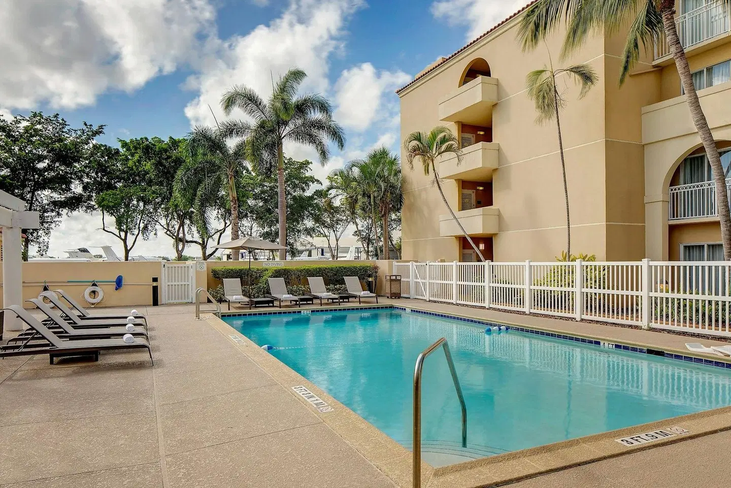 Courtyard by Marriott Fort Lauderdale North/Cypress Creek OUTDOOR_POOL