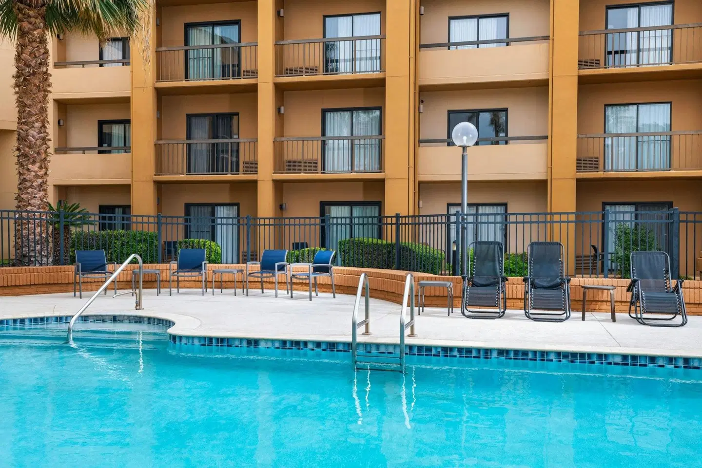 Courtyard by Marriott San Antonio Airport OUTDOOR_POOL
