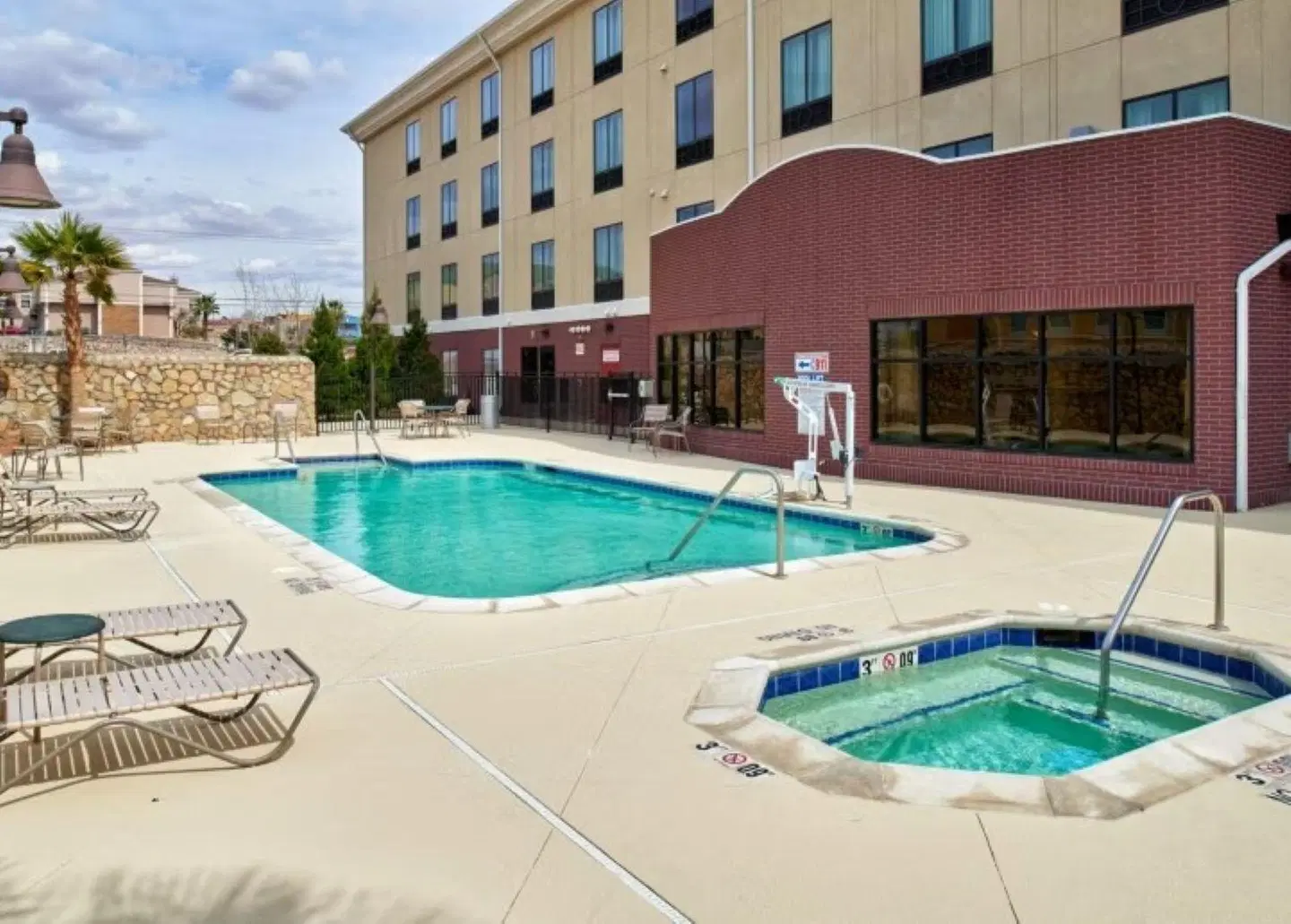 Holiday Inn Express Hotel & Suites El Paso Airport Area by IHG OUTDOOR_POOL