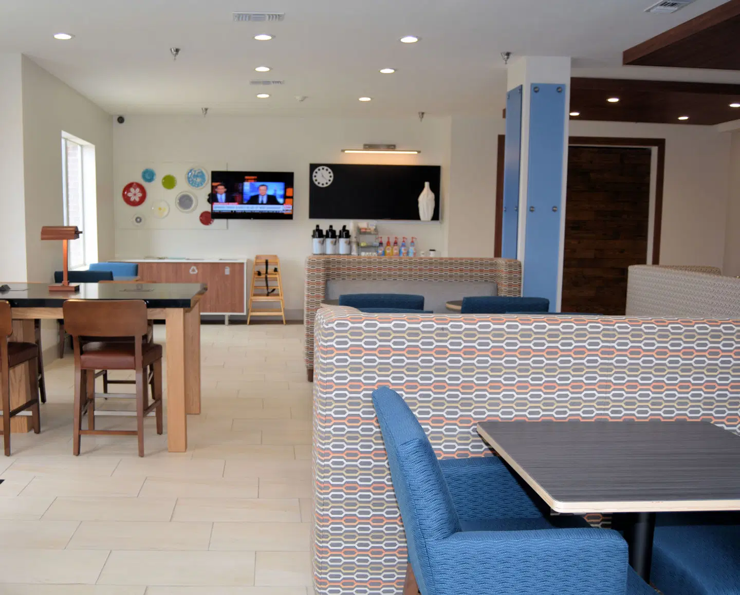 Holiday Inn Express & Suites Abilene by IHG Bar